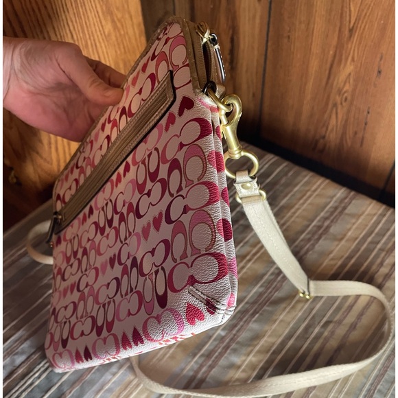 Coach’s Valentine C Pattern Tablet Bag; GUC - Picture 6 of 14